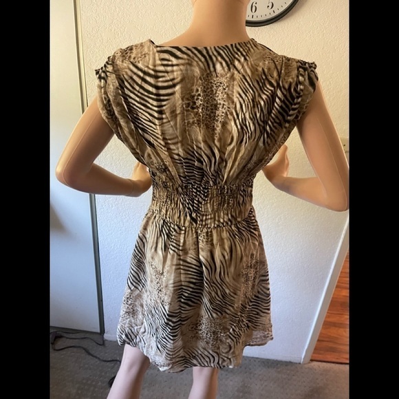 𝅺BEBE Ladies Woman's DRESS W/Brown Zebra DESIGN Size Small w/ Black Lace Neck - Picture 4 of 5